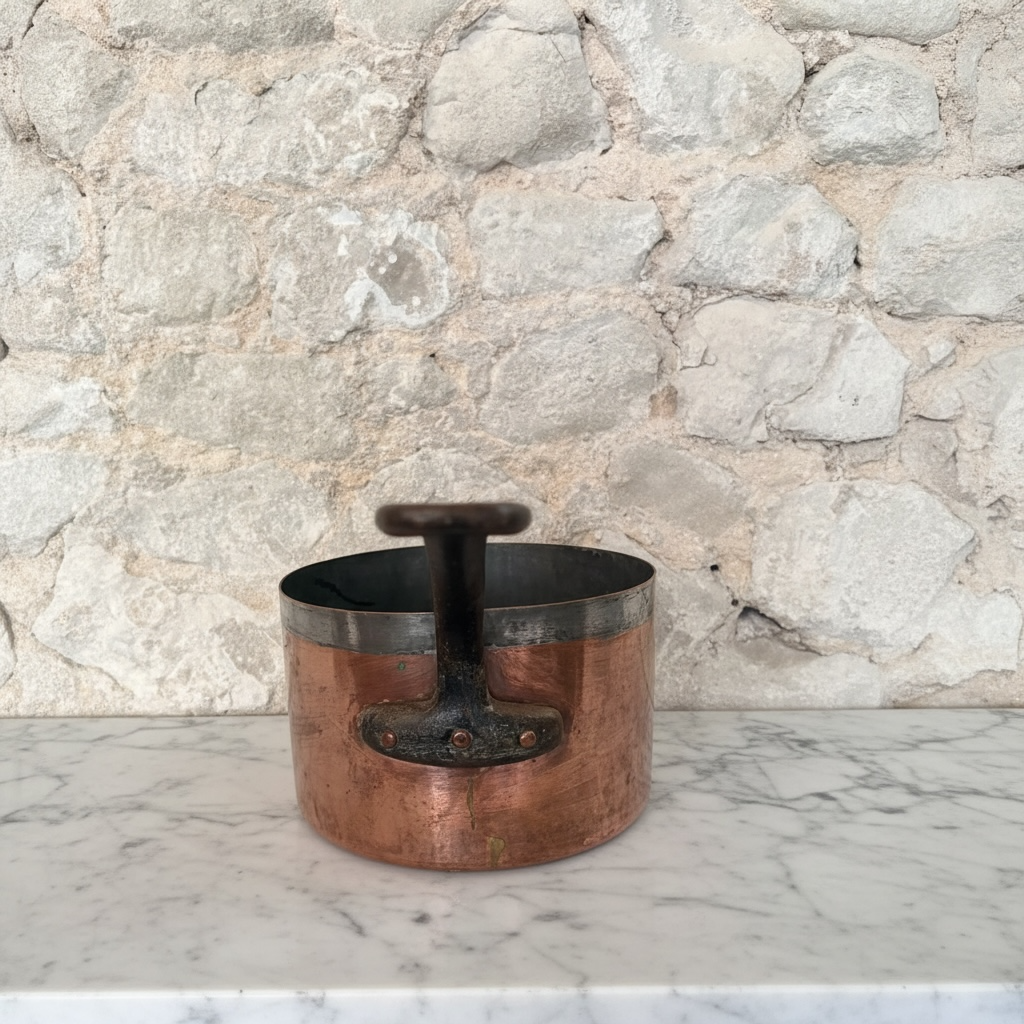 A Victorian Copper Saucepan, 25cm